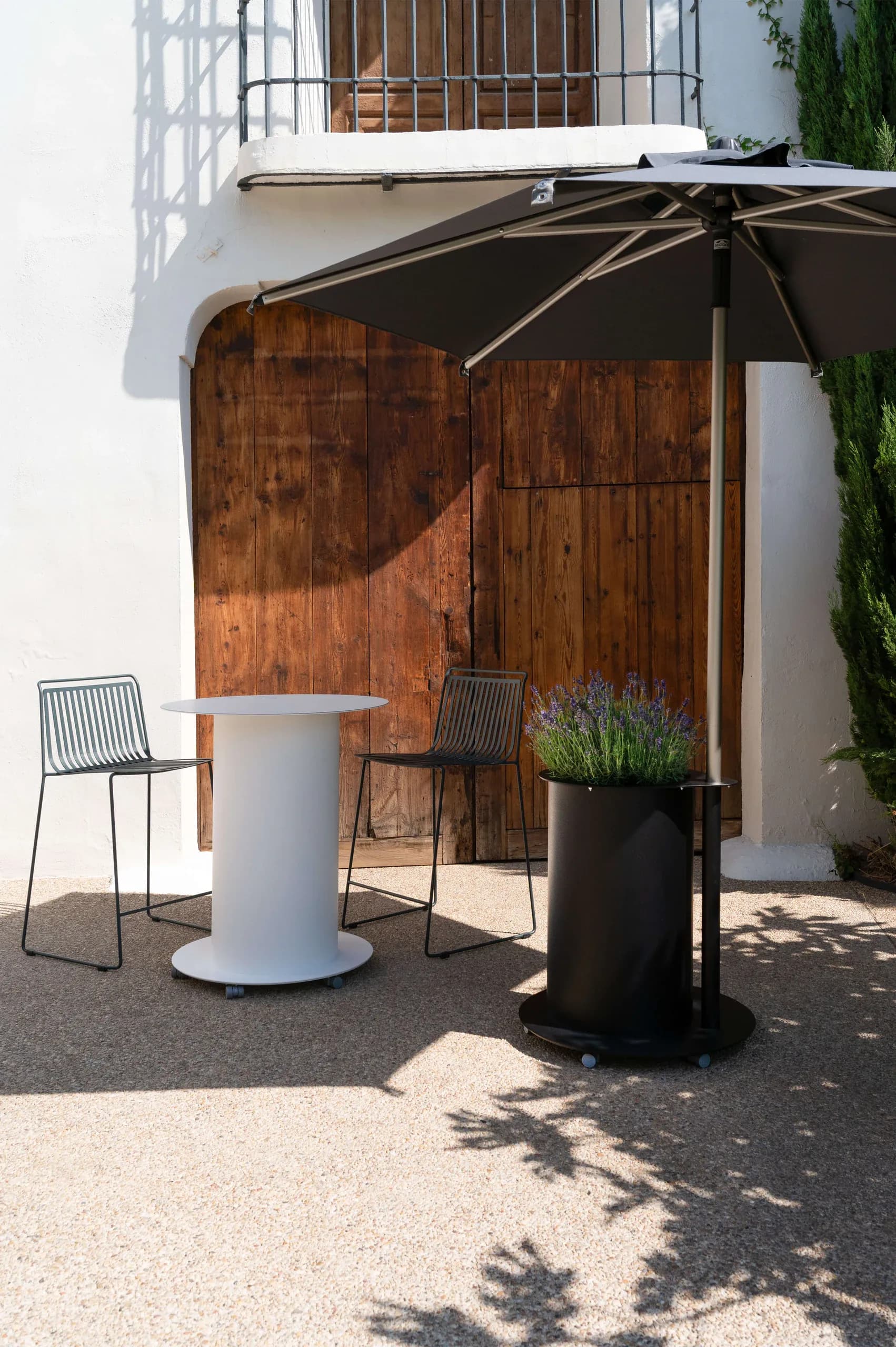 Parallel in a furnished setting